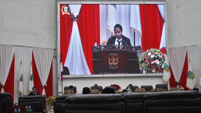 
Ketua Bapemperda DPR Papua Tengah, Adolince Ubruangge, saat membacakan tanggapan Bapemperda pada Rapat Paripurna Tahap III di Nabire, Selasa (6/10/2026). (Foto: Kristin Rejang/Sasagupapua.com)
