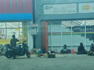 Masyarakat Kamoro saat tidur di emperan toko di Kota Timika. (Foto: Ist)