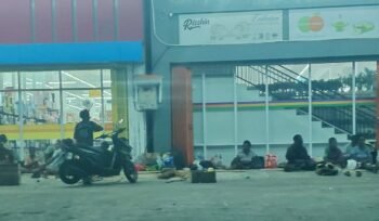 Masyarakat Kamoro saat tidur di emperan toko di Kota Timika. (Foto: Ist)