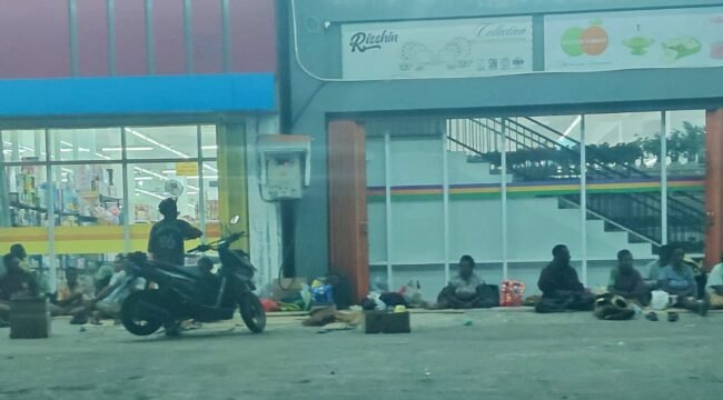 Masyarakat Kamoro saat tidur di emperan toko di Kota Timika. (Foto: Ist)