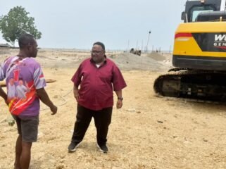 Wakil Ketua IV DPR Papua Tengah, John Gobai saat meninjau lokasi pembangunan kampung nelayan di Sima. (Foto: Istimewa)