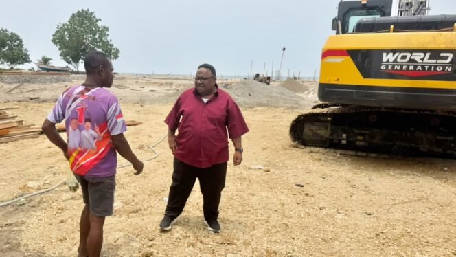 
Wakil Ketua IV DPR Papua Tengah, John Gobai saat meninjau lokasi pembangunan kampung nelayan di Sima. (Foto: Istimewa)
