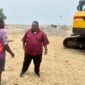 Wakil Ketua IV DPR Papua Tengah, John Gobai saat meninjau lokasi pembangunan kampung nelayan di Sima. (Foto: Istimewa)