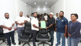 Ketua KONI Papua Tengah Resmi Serahkan SK Panitia PORPROV I. (Foto: David Iyai/Humas KONI)