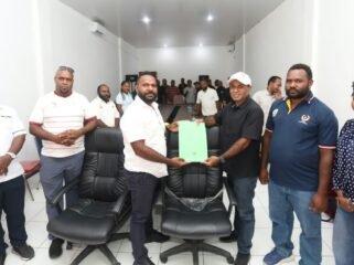 Ketua KONI Papua Tengah Resmi Serahkan SK Panitia PORPROV I. (Foto: David Iyai/Humas KONI)