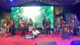 Kangguru Akustik saat melakukan gladi bersih dan chek sound di panggung PRF Nabire. (Foto: Kristin Rejang/Sasagupapua)