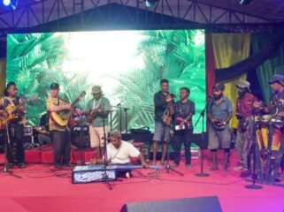 Kangguru Akustik saat melakukan gladi bersih dan chek sound di panggung PRF Nabire. (Foto: Kristin Rejang/Sasagupapua)