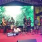 Kangguru Akustik saat melakukan gladi bersih dan chek sound di panggung PRF Nabire. (Foto: Kristin Rejang/Sasagupapua)