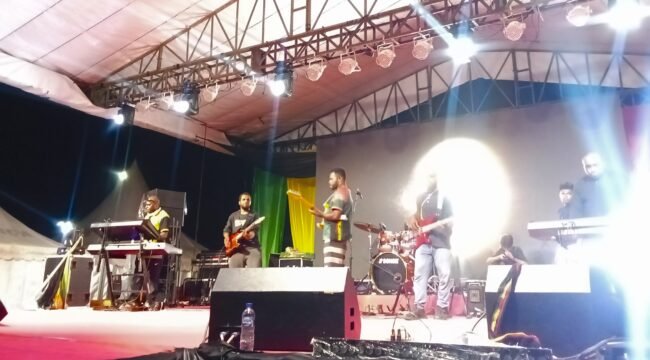 Meeuwodide Band saat melakukan check sound di Panggung PRF XI Nabire. (Foto: Kristin Rejang/Sasagupapua)