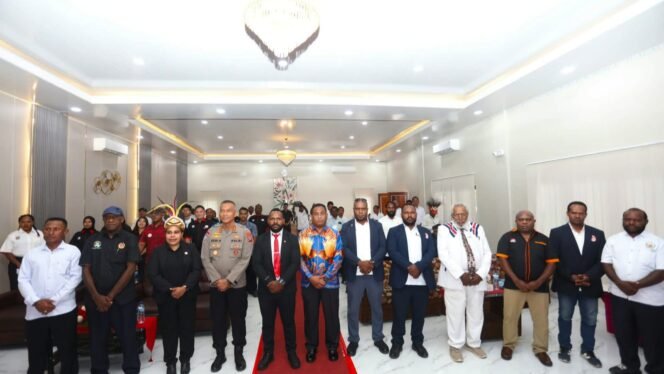 
Momen foto bersama usai pelantikan. (Foto: David Iyai/Humas KONI)