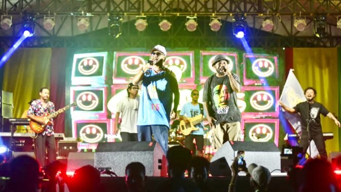 
Sagoo Roots saat tampil di panggung PRF XI Nabire. (Foto: Decky Mote/Panitia PRF)