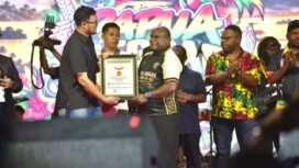 Gubernur Papua Tengah, Meki Nawipa Saat menerima penghargaan Rekor MURI dalam perhelatan PRF XI Nabire. (Foto: Decky Mote/Panitia PRF XI)