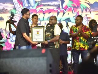 Gubernur Papua Tengah, Meki Nawipa Saat menerima penghargaan Rekor MURI dalam perhelatan PRF XI Nabire. (Foto: Decky Mote/Panitia PRF XI)