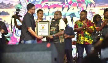 Gubernur Papua Tengah, Meki Nawipa Saat menerima penghargaan Rekor MURI dalam perhelatan PRF XI Nabire. (Foto: Decky Mote/Panitia PRF XI)