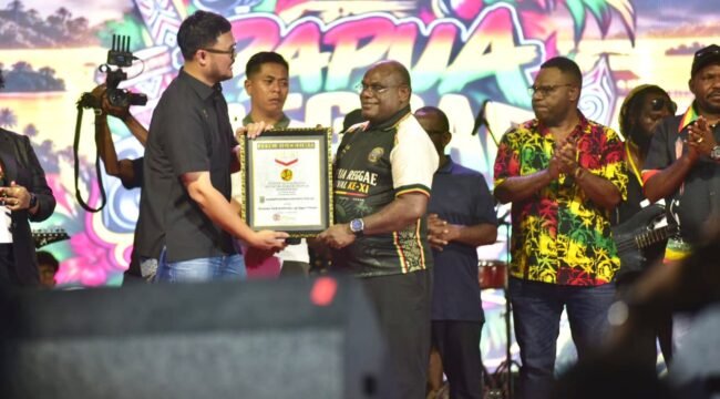 Gubernur Papua Tengah, Meki Nawipa Saat menerima penghargaan Rekor MURI dalam perhelatan PRF XI Nabire. (Foto: Decky Mote/Panitia PRF XI)