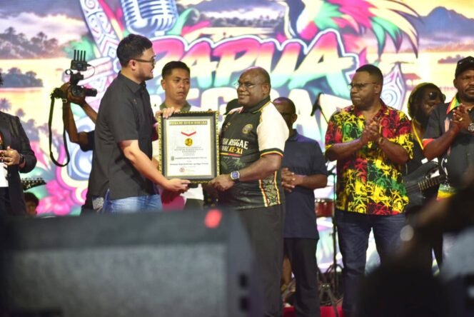 
Gubernur Papua Tengah, Meki Nawipa Saat menerima penghargaan Rekor MURI dalam perhelatan PRF XI Nabire. (Foto: Decky Mote/Panitia PRF XI)