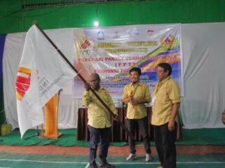 Fransiskus Magai saat menerima bendera pataka FPTI Papua Tengah.(Foto: Kristin Rejang/Sasagupapua)