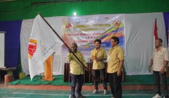 Fransiskus Magai saat menerima bendera pataka FPTI Papua Tengah.(Foto: Kristin Rejang/Sasagupapua)