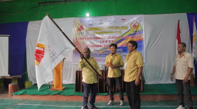 Fransiskus Magai saat menerima bendera pataka FPTI Papua Tengah.(Foto: Kristin Rejang/Sasagupapua)