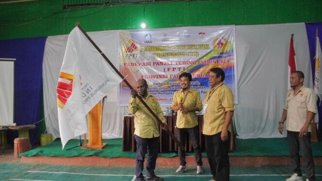 
Fransiskus Magai saat menerima bendera pataka FPTI Papua Tengah.(Foto: Kristin Rejang/Sasagupapua)