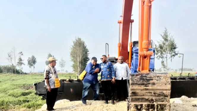 
Atasi Pendangkalan Sungai, Bupati Paniai Siapkan Ekskavator Amfibi, John Gobai: Tepat Sasaran