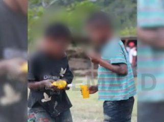 Dua anak sedang berbagi minuman serbuk manis (jasjus) di sela-sela kegiatan bermain bola sore hari. (Dok. Yapkema)