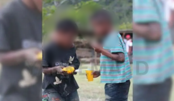 Dua anak sedang berbagi minuman serbuk manis (jasjus) di sela-sela kegiatan bermain bola sore hari. (Dok. Yapkema)