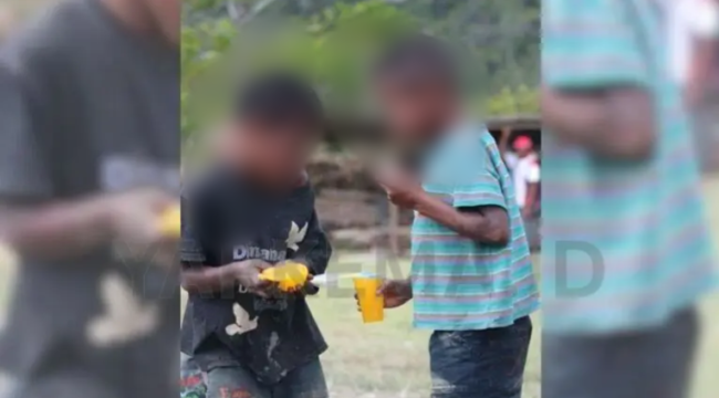 Dua anak sedang berbagi minuman serbuk manis (jasjus) di sela-sela kegiatan bermain bola sore hari. (Dok. Yapkema)