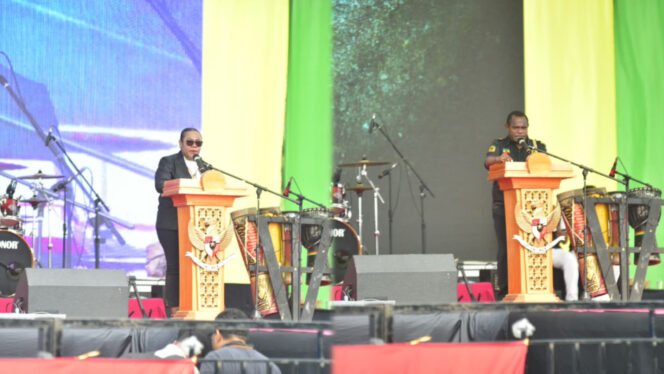 
Ketua Panitia PRF XI, Ema Dogomo (kiri) dan Ketua KORK Papua, Teddy Pekei. (Foto: Decky Mote/Panitia PRF XI)