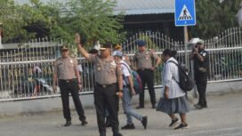Kapolda Papua Tengah Brigjen Pol. Jermias Rontini saat mengatur arus lalua lintas di depan SMAN 1 Nabire. (Foto: Humas Polda Papua Tengah)