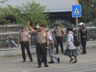 Kapolda Papua Tengah Brigjen Pol. Jermias Rontini saat mengatur arus lalua lintas di depan SMAN 1 Nabire. (Foto: Humas Polda Papua Tengah)