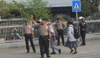 Kapolda Papua Tengah Brigjen Pol. Jermias Rontini saat mengatur arus lalua lintas di depan SMAN 1 Nabire. (Foto: Humas Polda Papua Tengah)