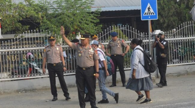Kapolda Papua Tengah Brigjen Pol. Jermias Rontini saat mengatur arus lalua lintas di depan SMAN 1 Nabire. (Foto: Humas Polda Papua Tengah)