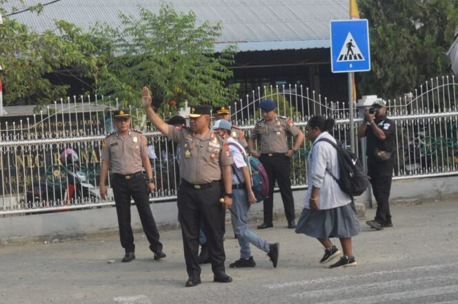 
Kapolda Papua Tengah Brigjen Pol. Jermias Rontini saat mengatur arus lalua lintas di depan SMAN 1 Nabire. (Foto: Humas Polda Papua Tengah)