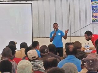 Ketua APINDO Dogiyai, Melkianus Tebai saat memberikan materi. (Foto: Istimewa)