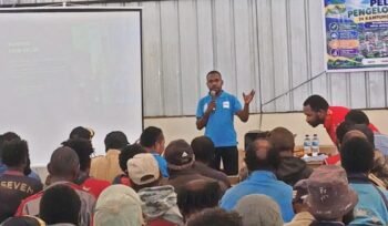 Ketua APINDO Dogiyai, Melkianus Tebai saat memberikan materi. (Foto: Istimewa)
