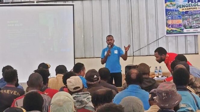 
Ketua APINDO Dogiyai, Melkianus Tebai saat memberikan materi. (Foto: Istimewa)
