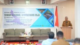 Asisten II Bidang Perekonomian dan Pembangunan Sekretariat Daerah Provinsi Papua Tengah, Dr. H. Tumiran saat membackan sambutan Gubernur Papua Tengah, Meki Nawipa. (Foto: Humas Pemprov Papua Tengah)