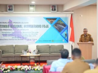 Asisten II Bidang Perekonomian dan Pembangunan Sekretariat Daerah Provinsi Papua Tengah, Dr. H. Tumiran saat membackan sambutan Gubernur Papua Tengah, Meki Nawipa. (Foto: Humas Pemprov Papua Tengah)