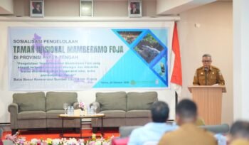 Asisten II Bidang Perekonomian dan Pembangunan Sekretariat Daerah Provinsi Papua Tengah, Dr. H. Tumiran saat membackan sambutan Gubernur Papua Tengah, Meki Nawipa. (Foto: Humas Pemprov Papua Tengah)