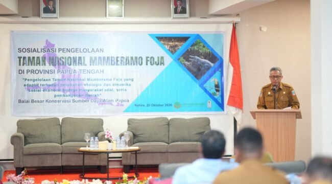 Asisten II Bidang Perekonomian dan Pembangunan Sekretariat Daerah Provinsi Papua Tengah, Dr. H. Tumiran saat membackan sambutan Gubernur Papua Tengah, Meki Nawipa. (Foto: Humas Pemprov Papua Tengah)