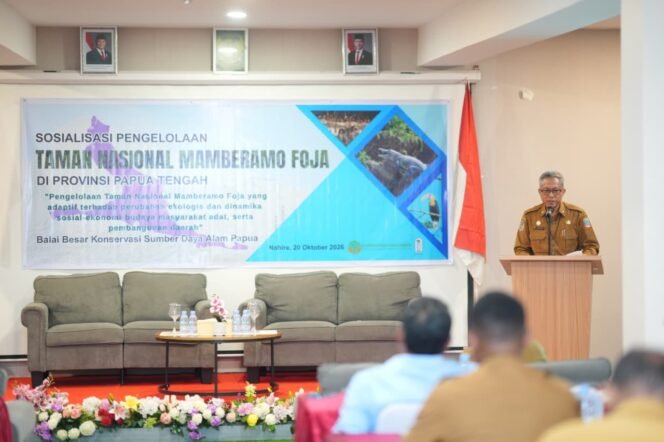 
Asisten II Bidang Perekonomian dan Pembangunan Sekretariat Daerah Provinsi Papua Tengah, Dr. H. Tumiran saat membackan sambutan Gubernur Papua Tengah, Meki Nawipa. (Foto: Humas Pemprov Papua Tengah)